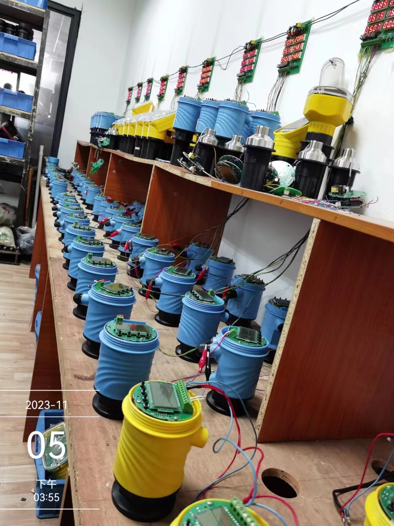 标定车间：逐台通电标定作业
